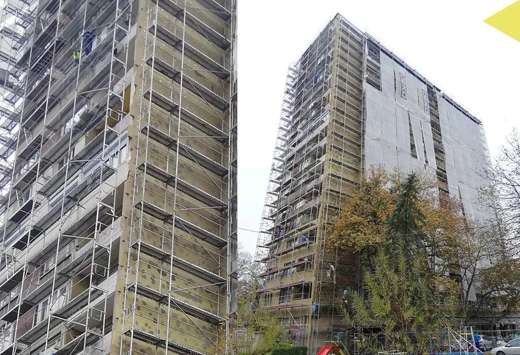 Фасадно скеле по цялата височина на панелен блок в Плевен, отблизо и отдалеч